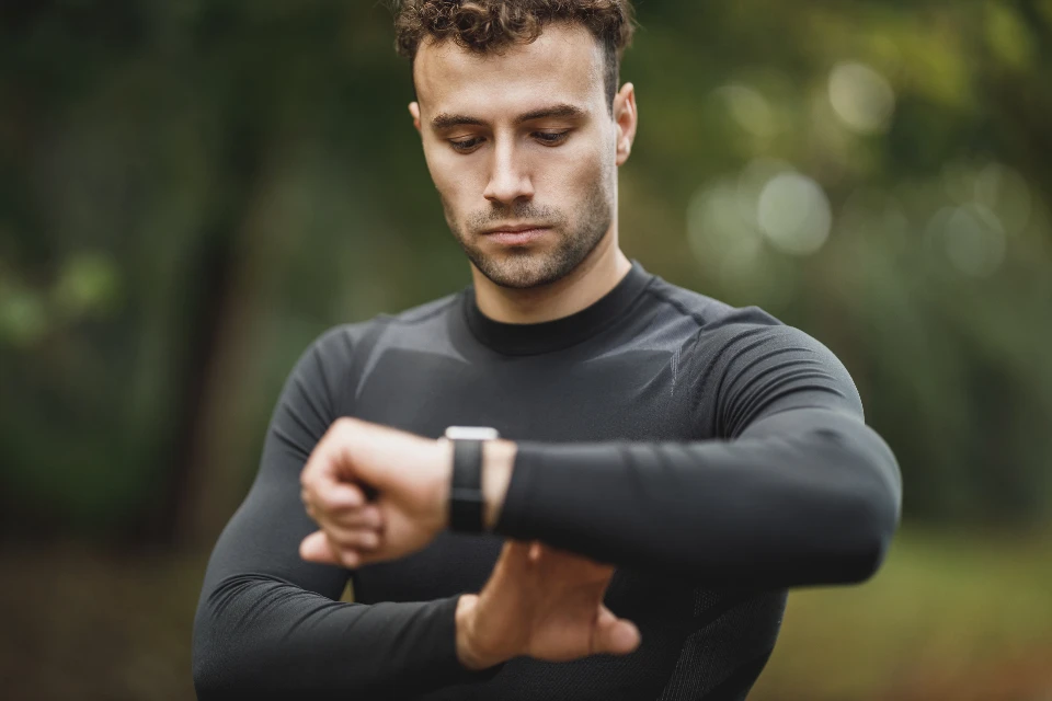 Hombre revisando sus datos de salud en su smartwatch