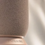 Motorola Moto Sound Flow PG38C07851 Warm Taupe - Audífonos inalámbricos con sonido envolvente y estilo PANTONE